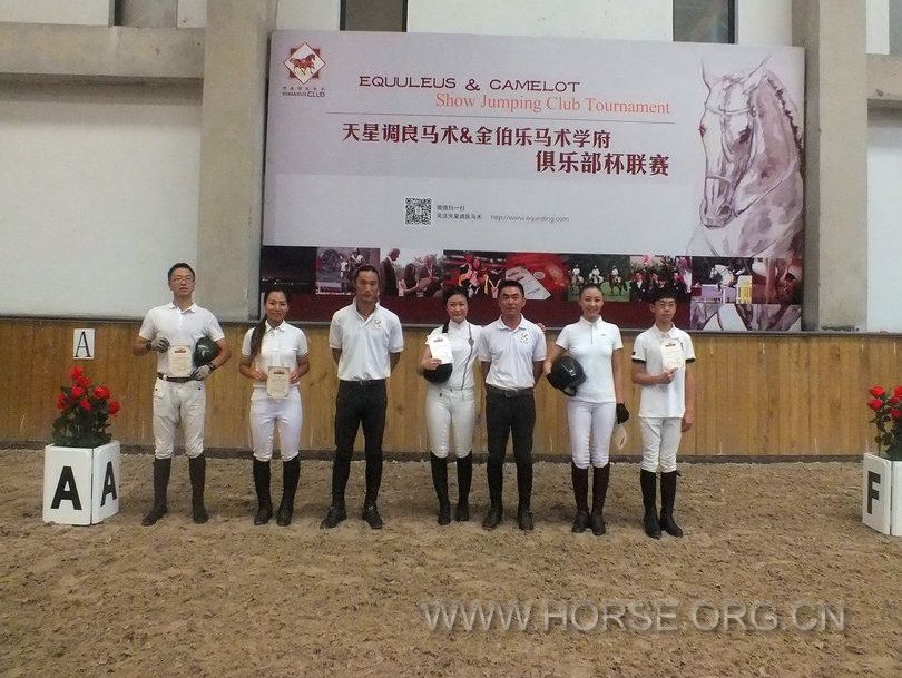 杨富军教练为通过天星调良舞步测试的骑手颁发证书DSCF9852_1-001.JPG
