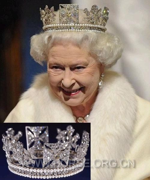 英国女皇皇冠上的骑士团标志.jpg