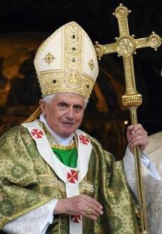 罗马梵蒂冈天主教教皇衣袍上的骑士团标志.jpg