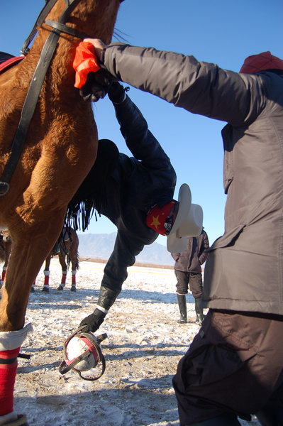 世界第一场雪地马篮球比赛在京西草原举行（乌扎拉拍摄）