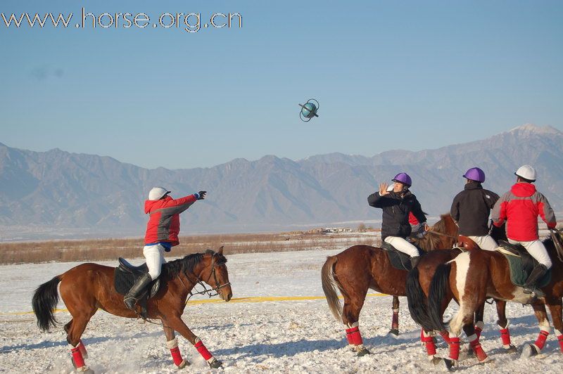 世界第一场雪地马篮球比赛在京西草原举行（乌扎拉拍摄）