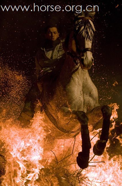 骑上心爱的马穿过熊熊燃烧的火堆
