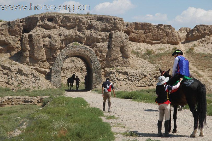 古代要塞废墟，藏兵洞：银川耐力赛报到验马
