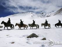 西藏边防骑马踏雪巡逻险峻边境