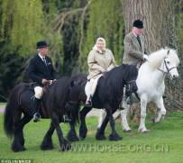 88岁的女王一周内第二次骑马出行