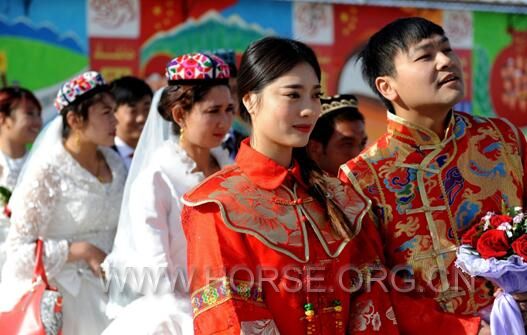 4月25日，阿克苏的汉族小伙赵菁（右一）和来自四川泸州的新娘淦永娅在参加集体婚礼。.jpg