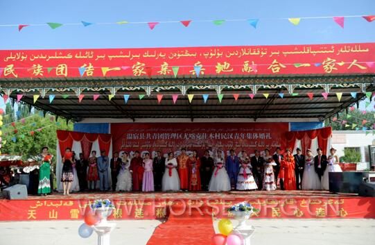 4月25日，8对维吾尔族、4对汉族新人在参加集体婚礼.jpg