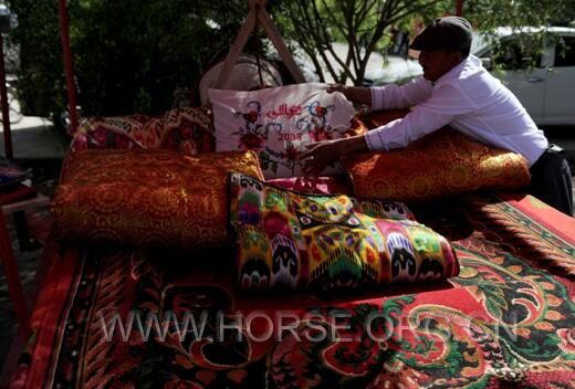 4月25日，一名维吾尔族男子在整理迎亲马车上的被褥。.jpg