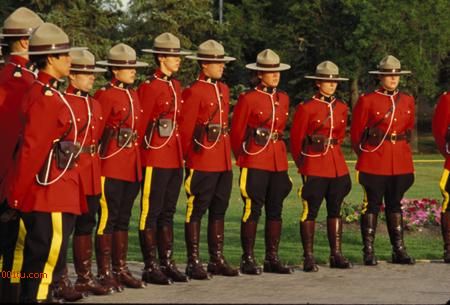 又见加拿大皇家骑警~~给我们马盟制服的参考