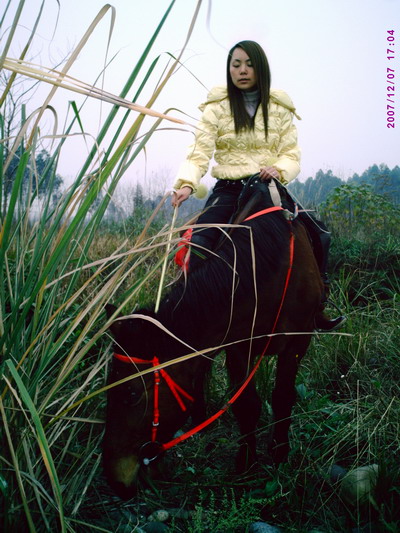 紫龙和家人在乐山太阳岛小马场野骑