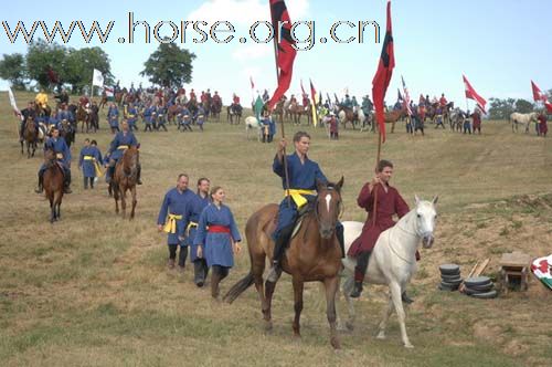 观摩国际骑射大会，骑汗血马旅行，体验匈奴遗风