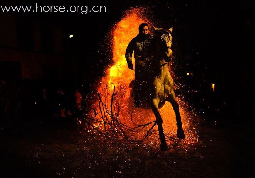 骑上心爱的马穿过熊熊燃烧的火堆