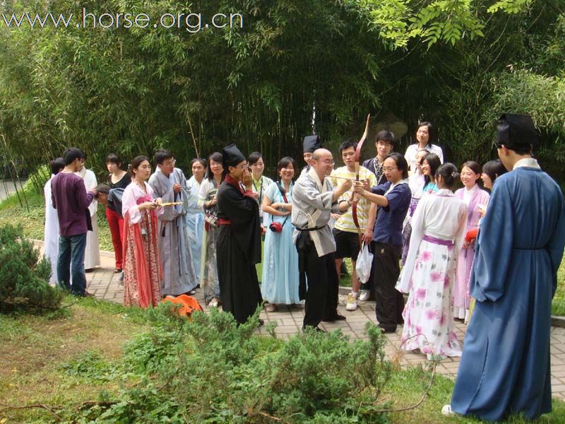 [贴图]参加端午节汉服活动教MM射箭归来