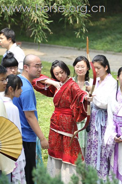 [贴图]参加端午节汉服活动教MM射箭归来