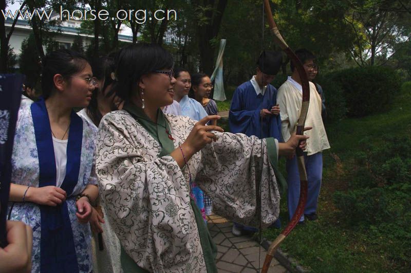 [贴图]参加端午节汉服活动教MM射箭归来