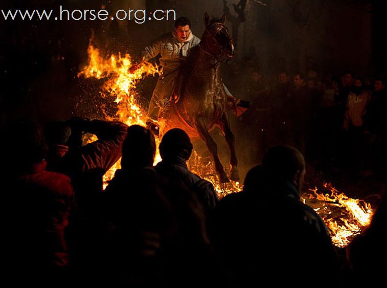 骑马穿火焰，这是为哪般？