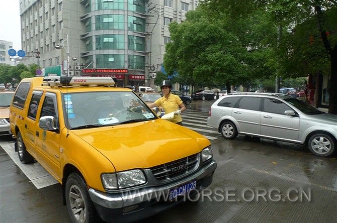 雯雯在发宣传单