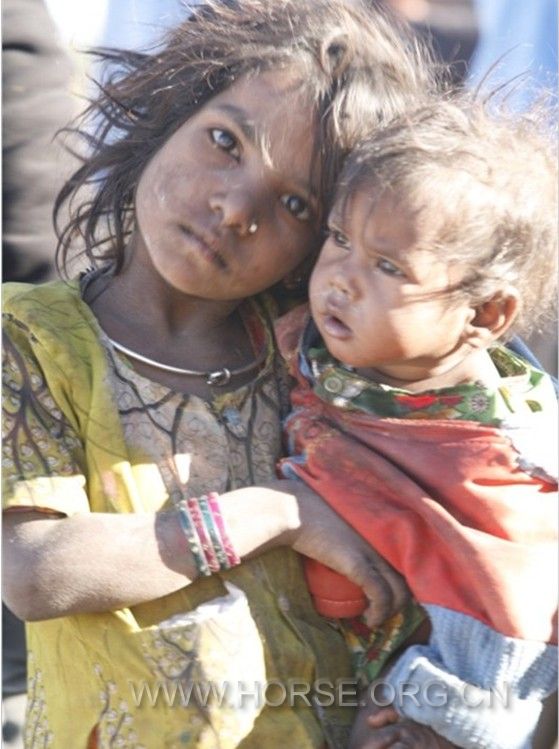 印度偏远山村的女孩